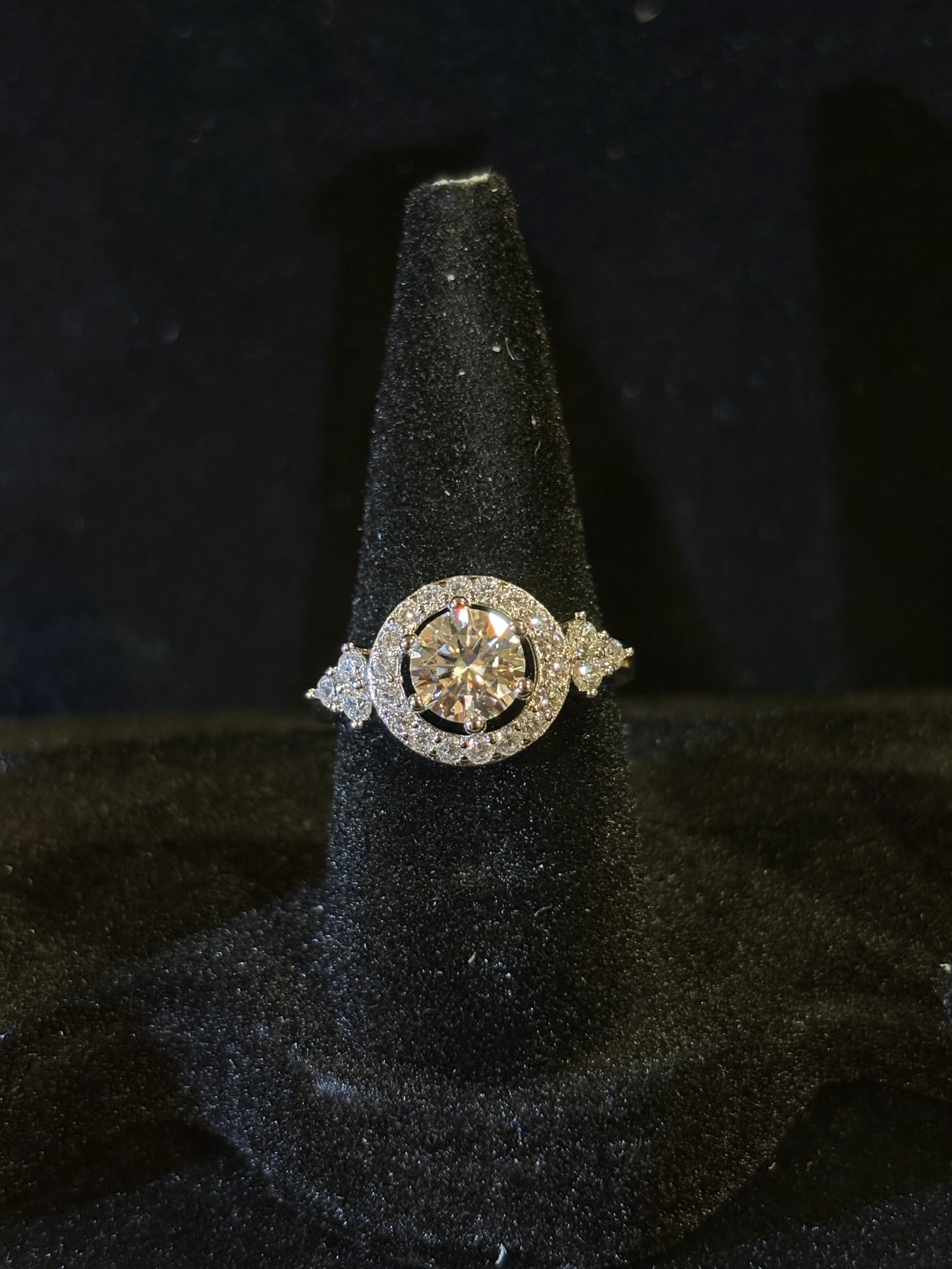Round Halo Moissanite Ring – 1.0 CT, Size 7