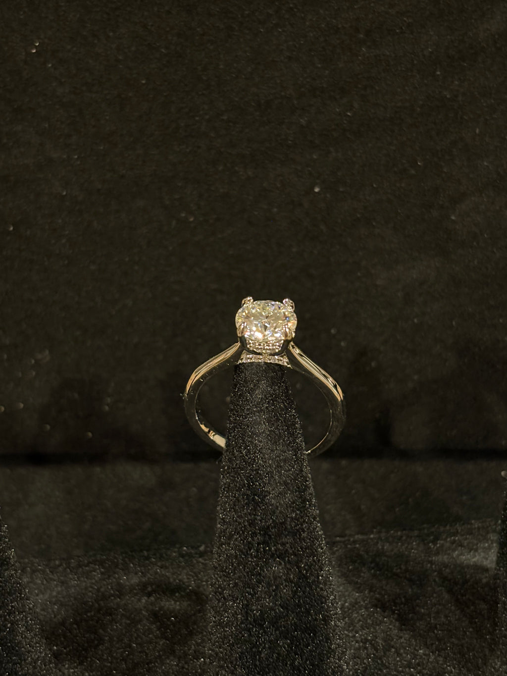 Elegant Solitaire Ring – 2.0ct Moissanite