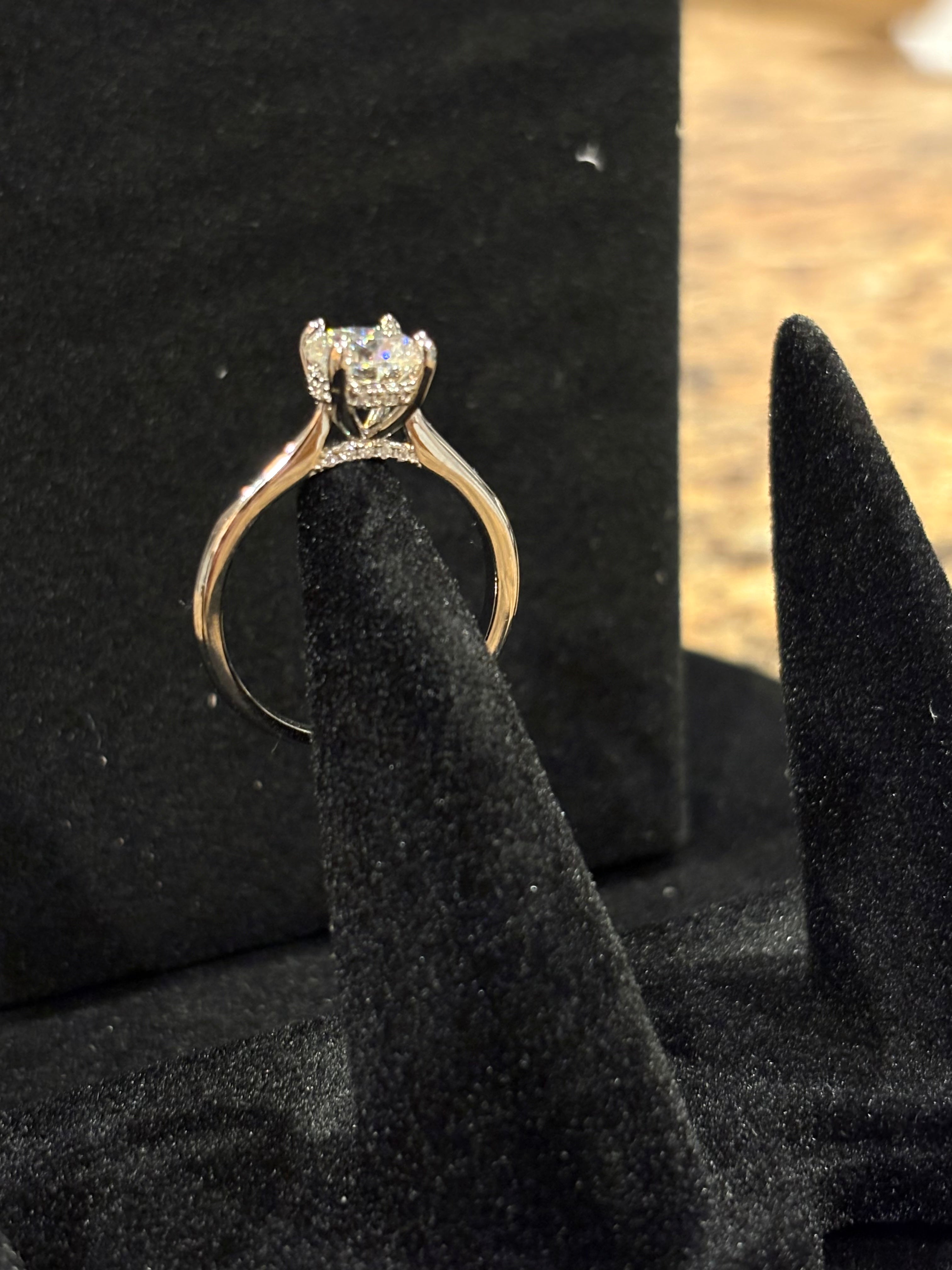 Elegant Solitaire Ring – 2.0ct Moissanite