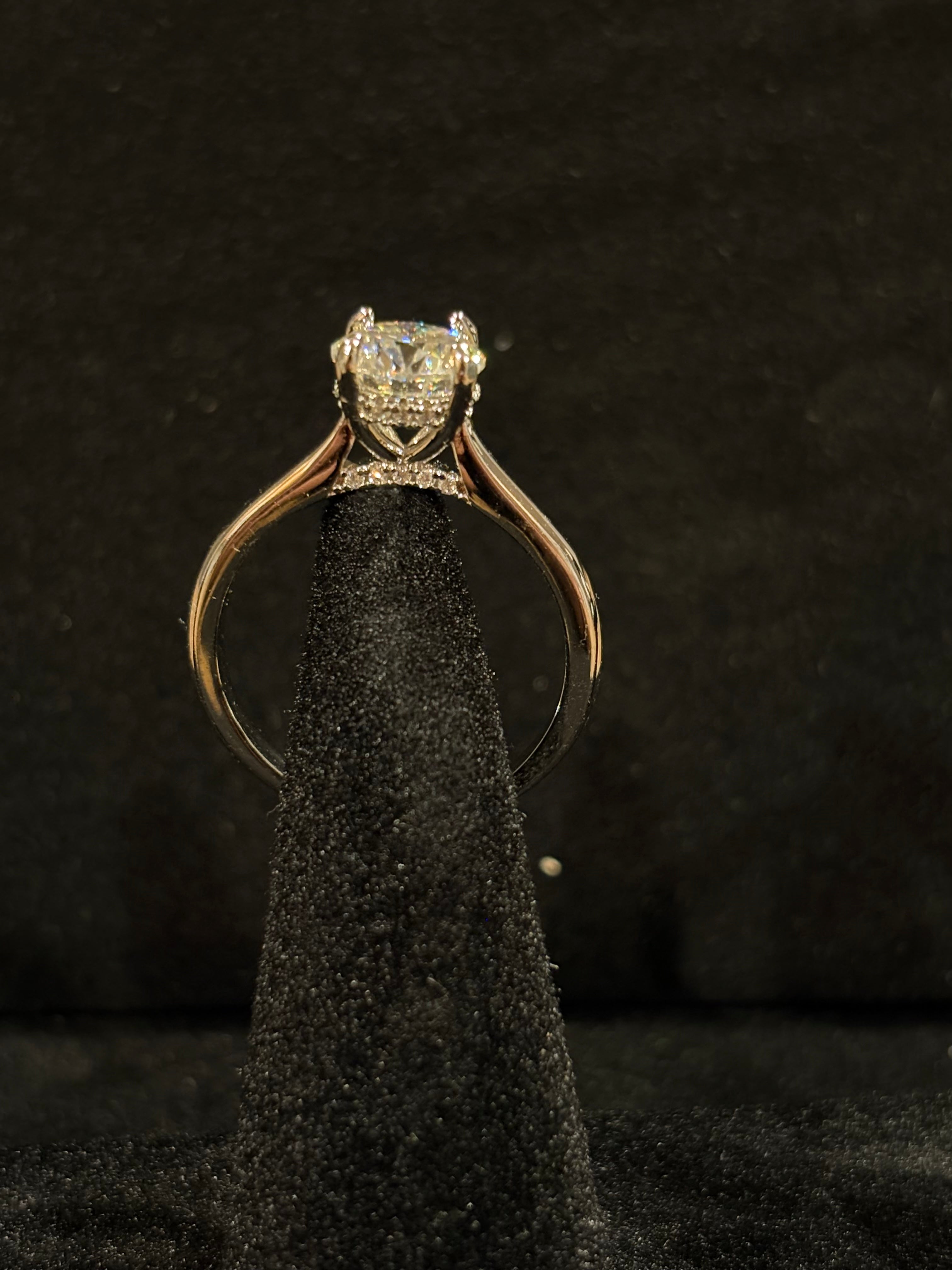 Elegant Solitaire Ring – 2.0ct Moissanite