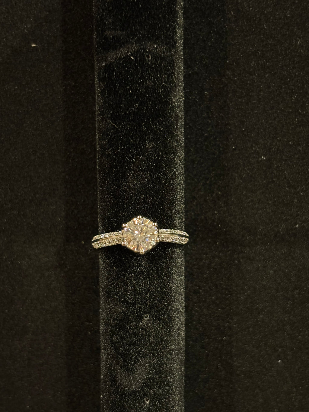 Elegant Solitaire Ring – 1.0ct Moissanite