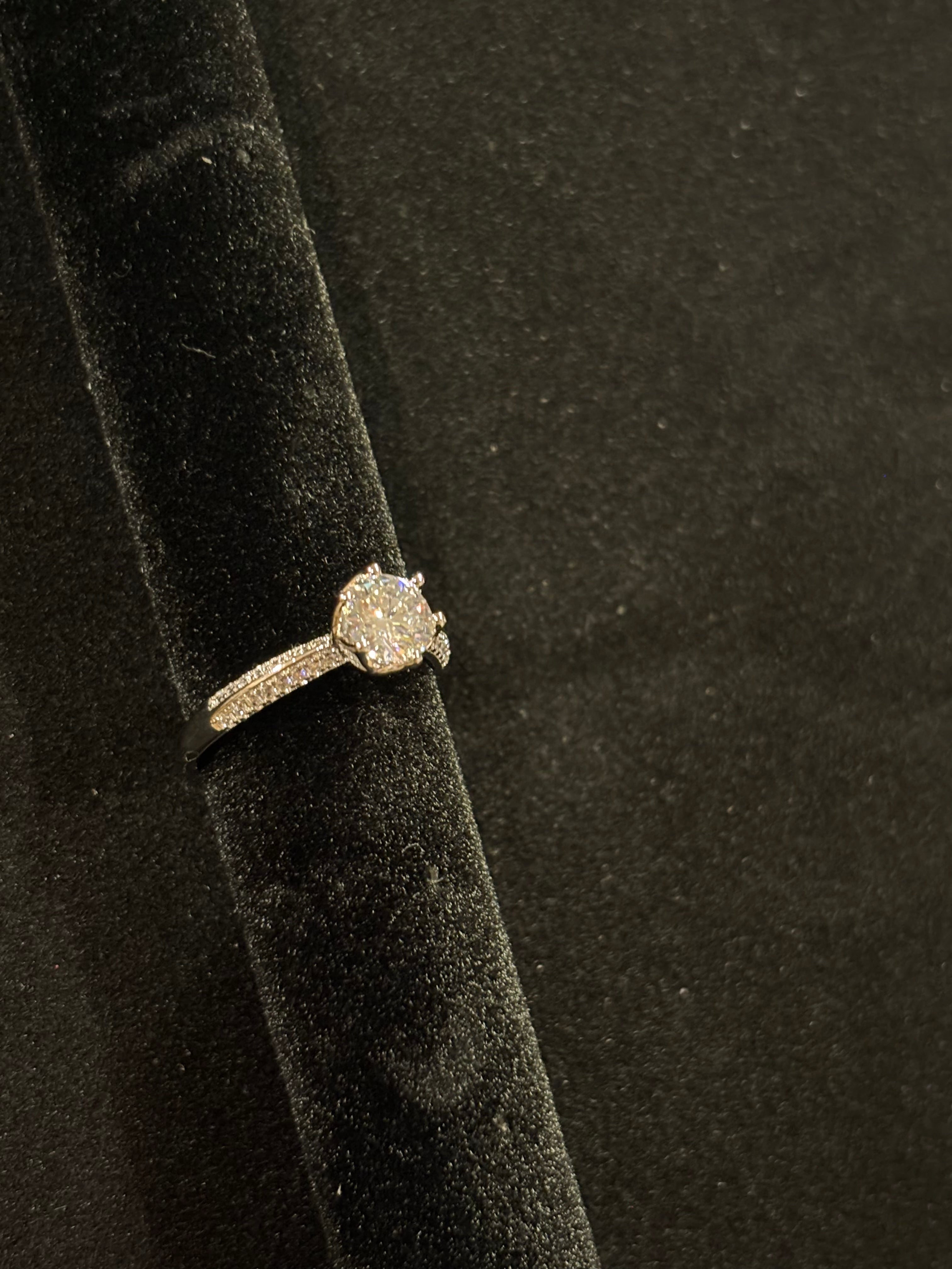 Elegant Solitaire Ring – 1.0ct Moissanite