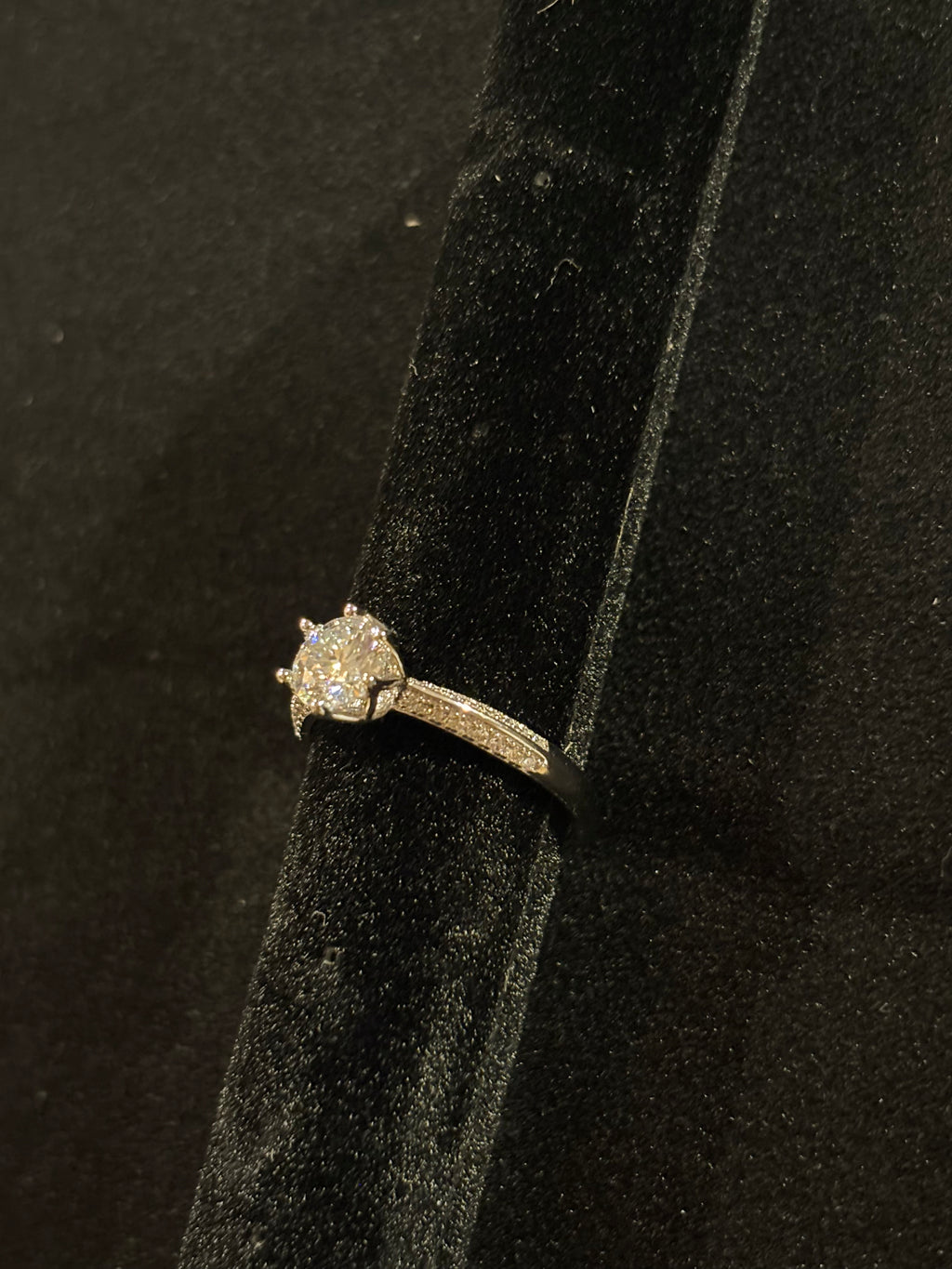 Elegant Solitaire Ring – 1.0ct Moissanite