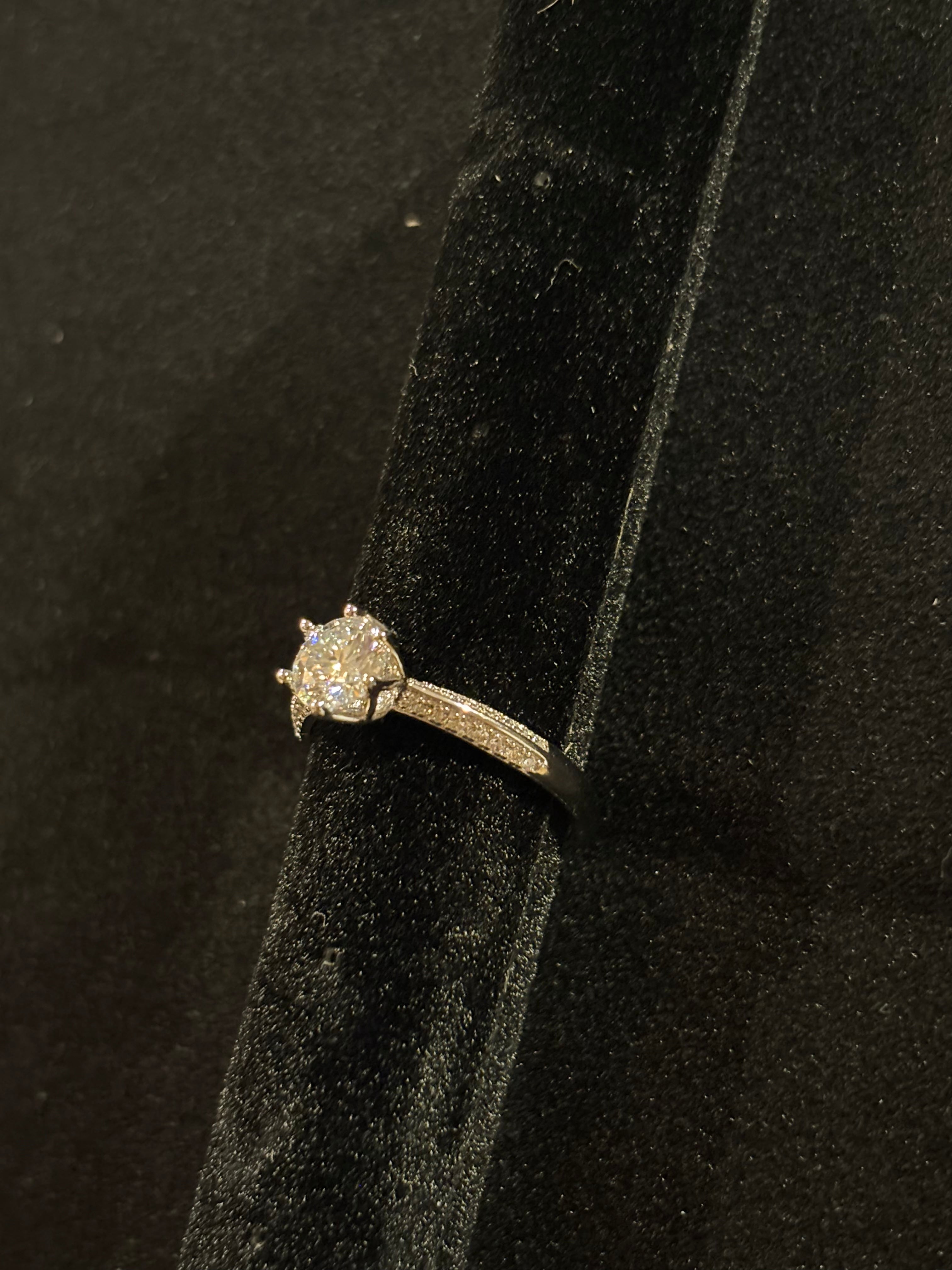 Elegant Solitaire Ring – 1.0ct Moissanite