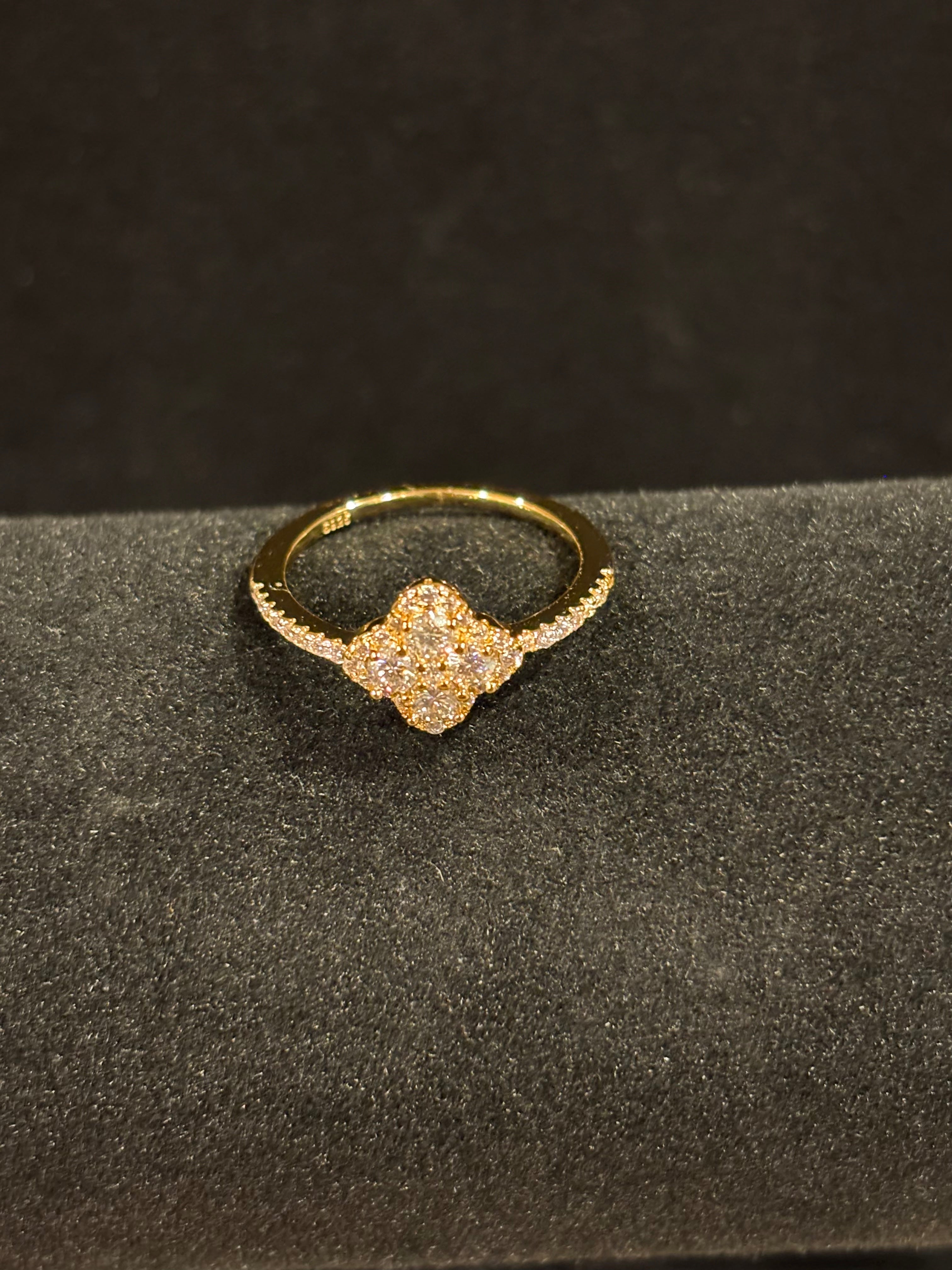 Vintage-Inspired Cluster Ring – 0.4ct Moissanite