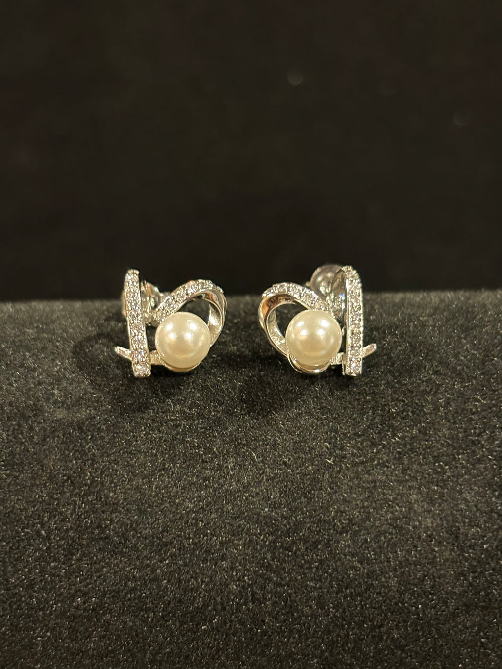 Elegant Pearl and Moissanite Stud Earrings – S925
