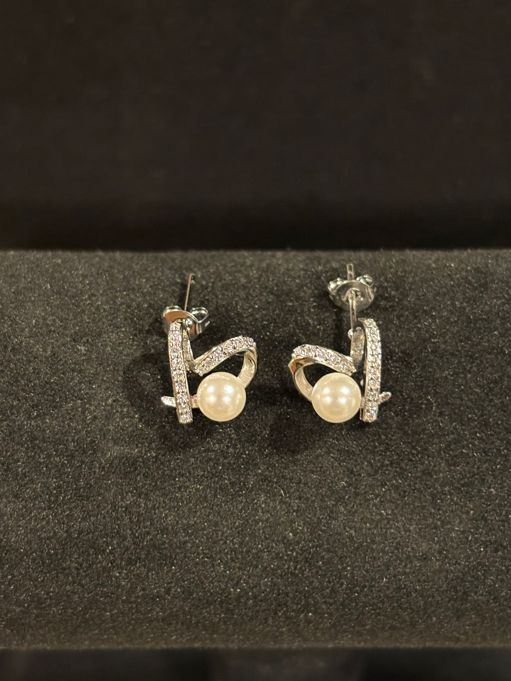 Elegant Pearl and Moissanite Stud Earrings – S925