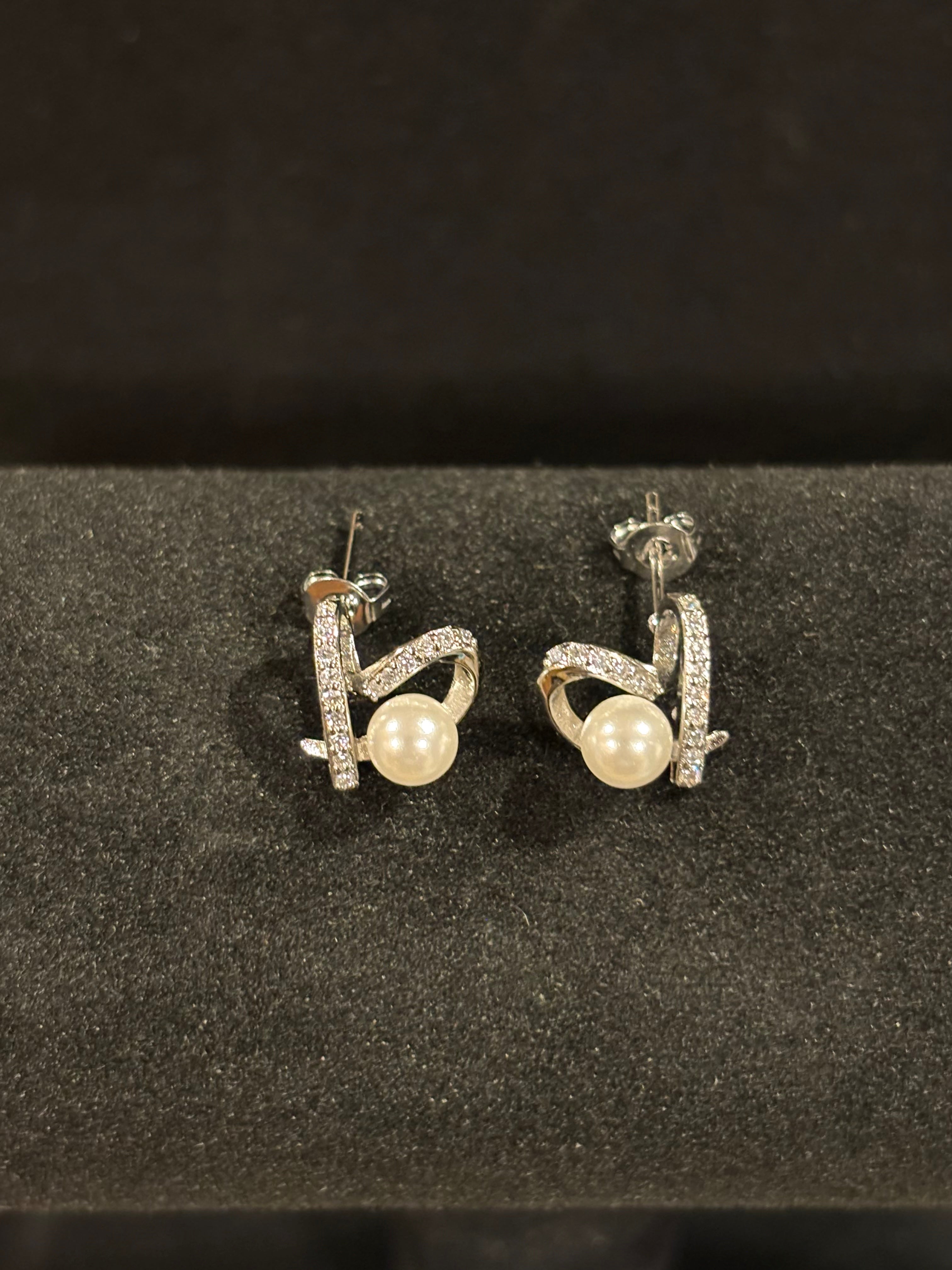 Elegant Pearl and Moissanite Stud Earrings – S925