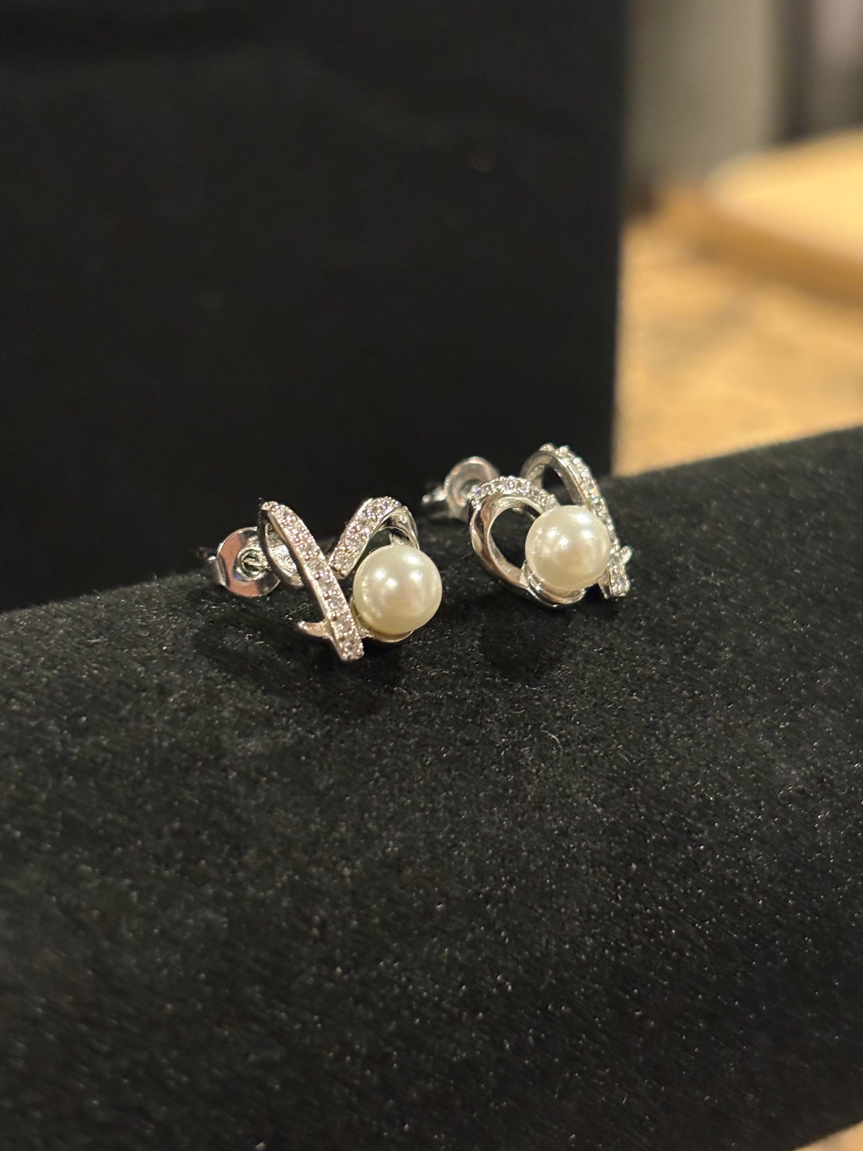 Elegant Pearl and Moissanite Stud Earrings – S925