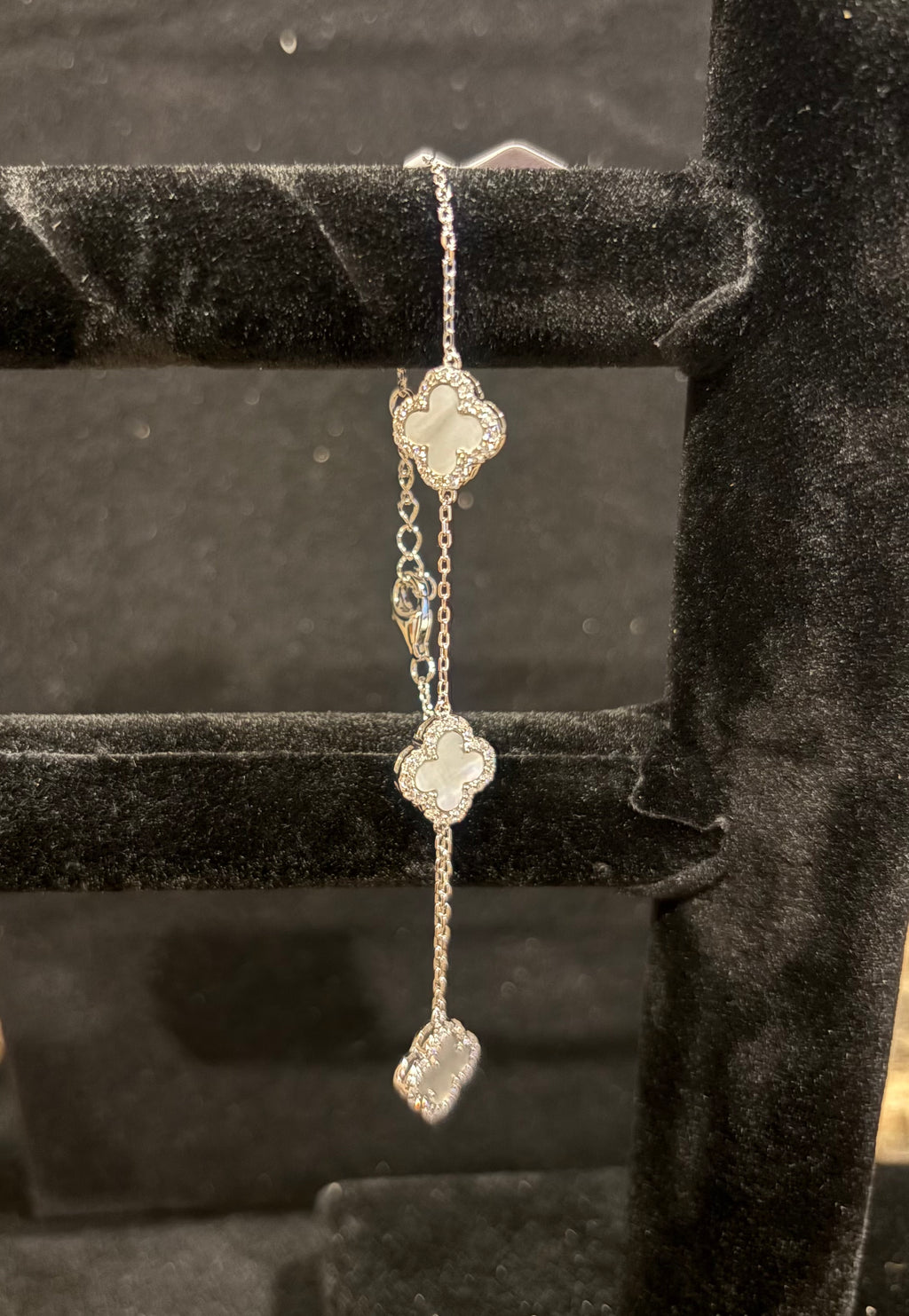 Elegant Silver Clover Bracelet – Moissanite & Mother of Pearl Style