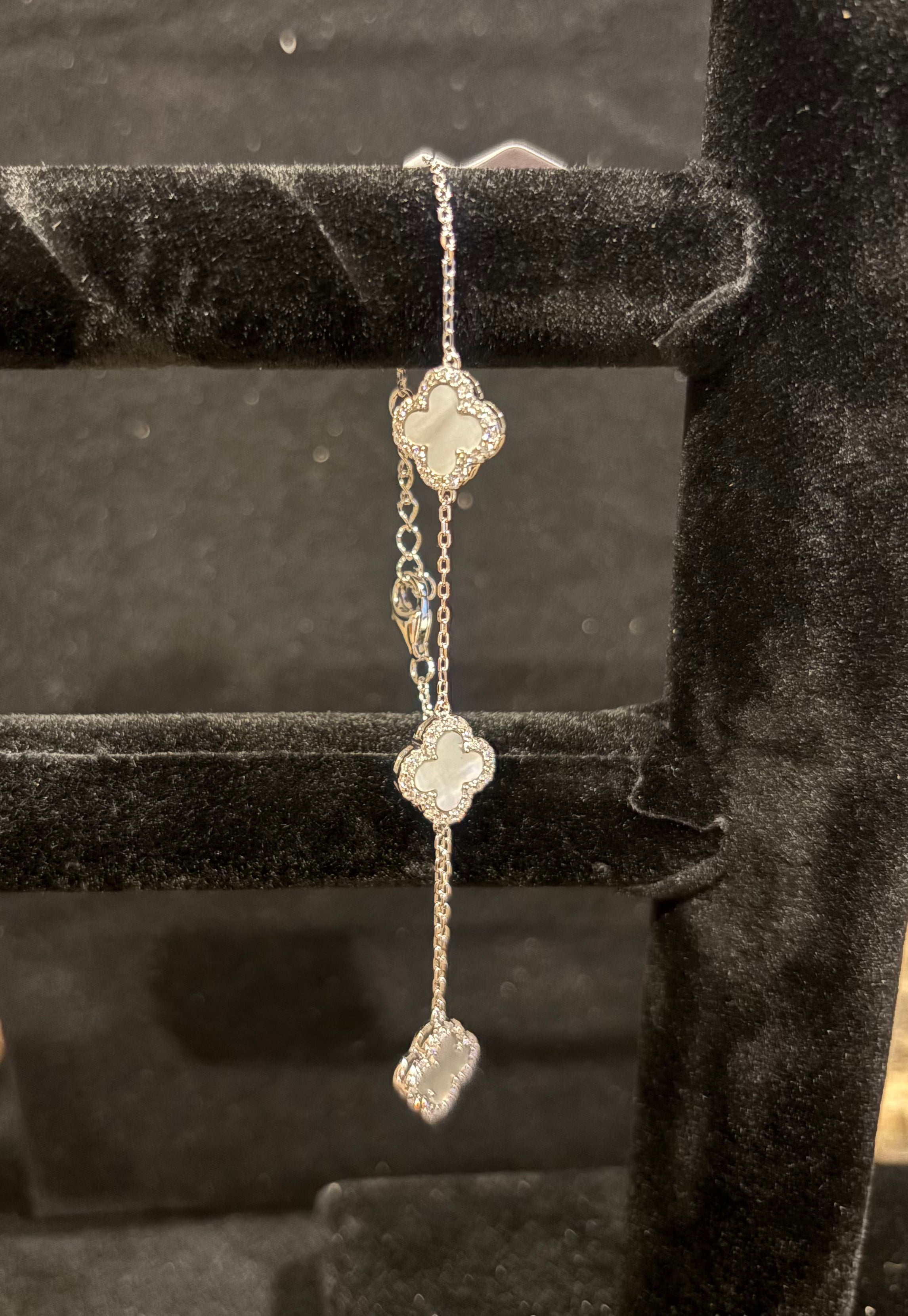 Elegant Silver Clover Bracelet – Moissanite & Mother of Pearl Style