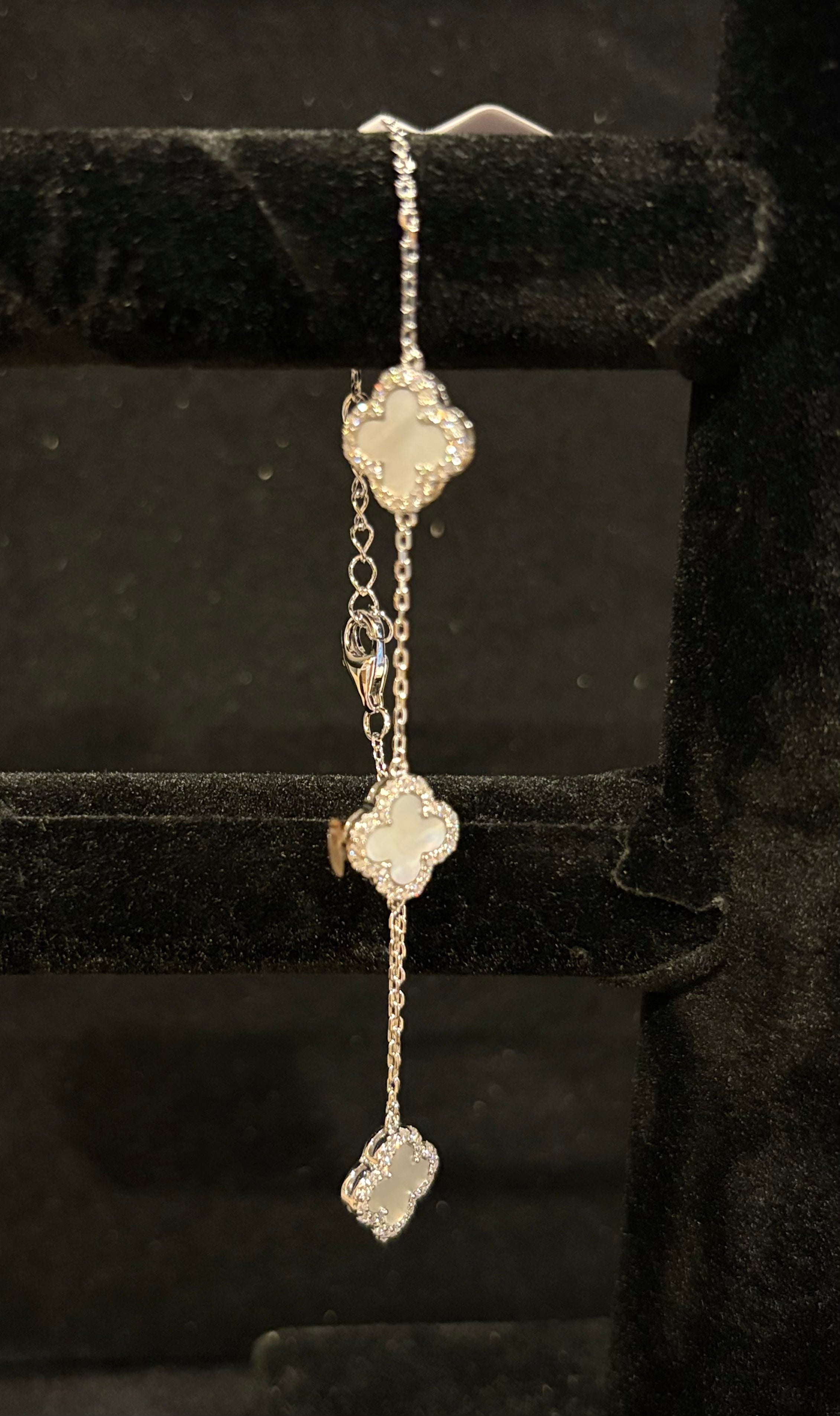 Elegant Silver Clover Bracelet – Moissanite & Mother of Pearl Style