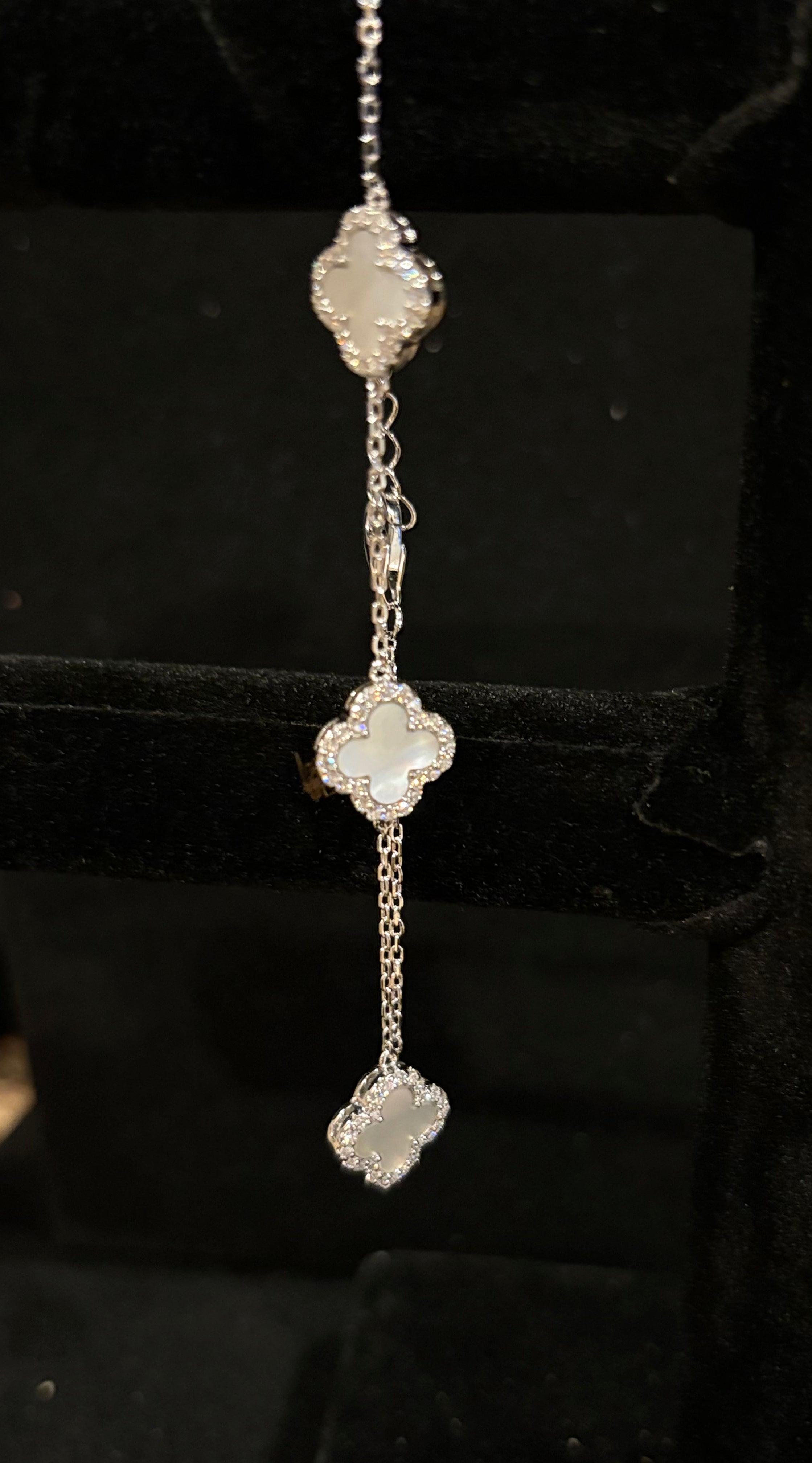 Elegant Silver Clover Bracelet – Moissanite & Mother of Pearl Style