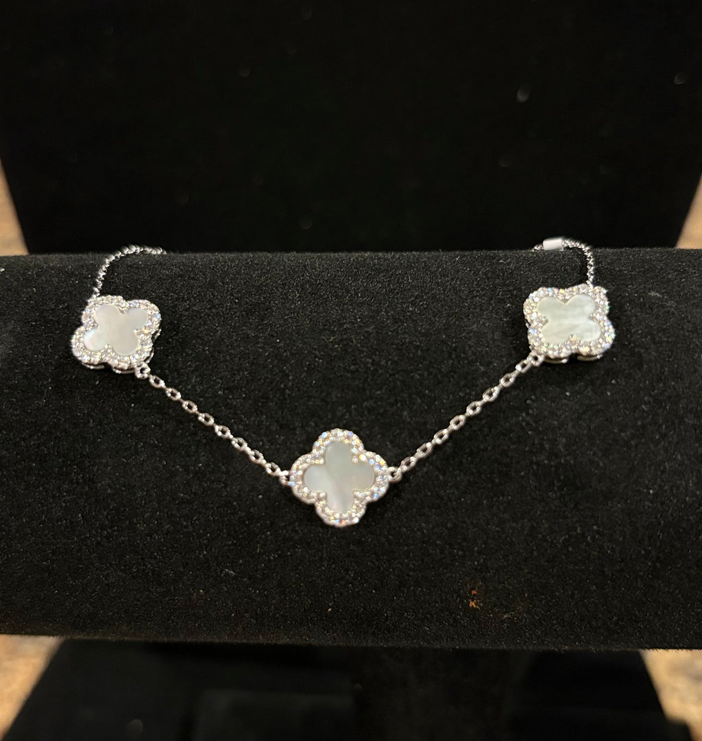 Elegant Silver Clover Bracelet – Moissanite & Mother of Pearl Style