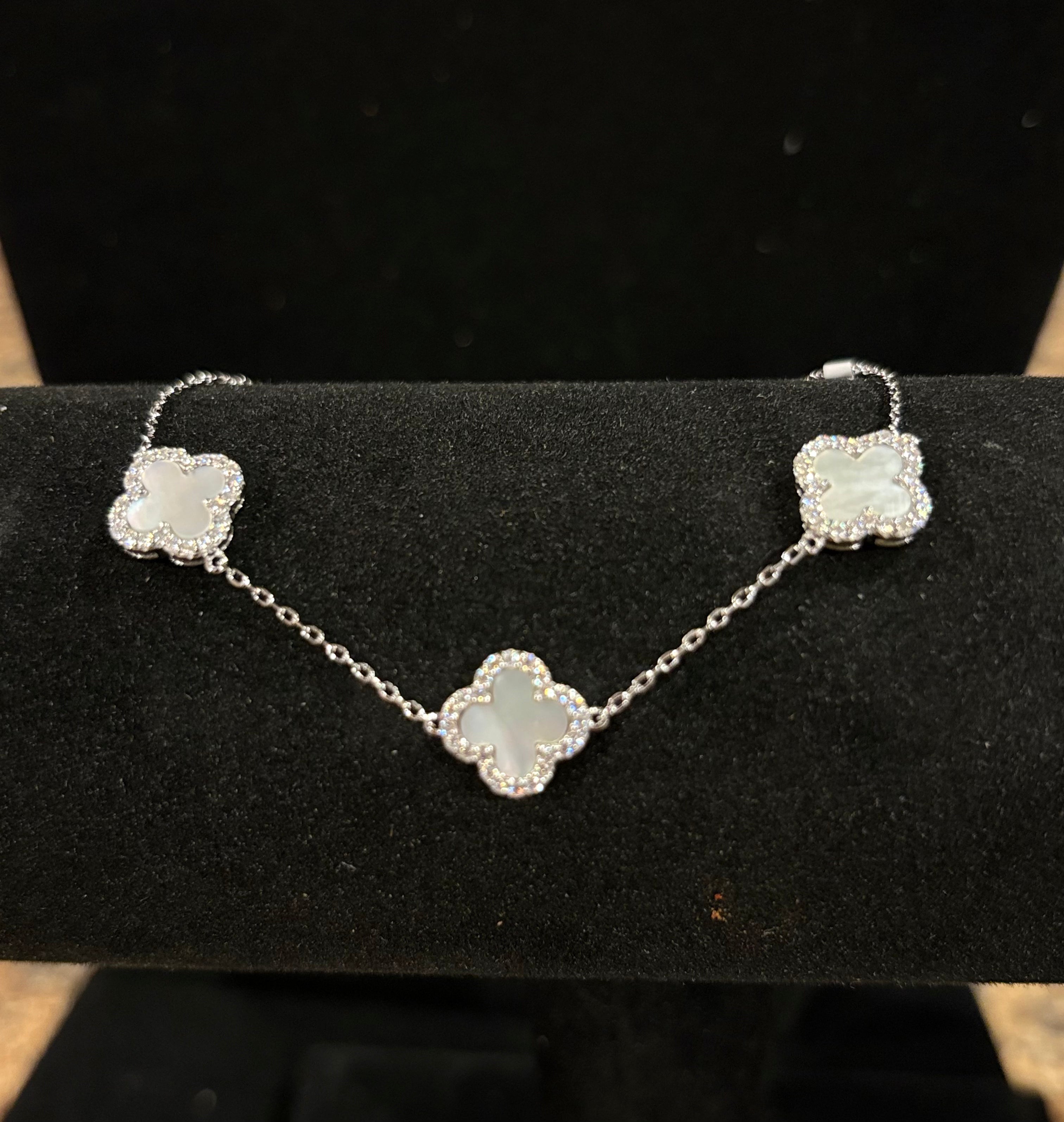 Elegant Silver Clover Bracelet – Moissanite & Mother of Pearl Style