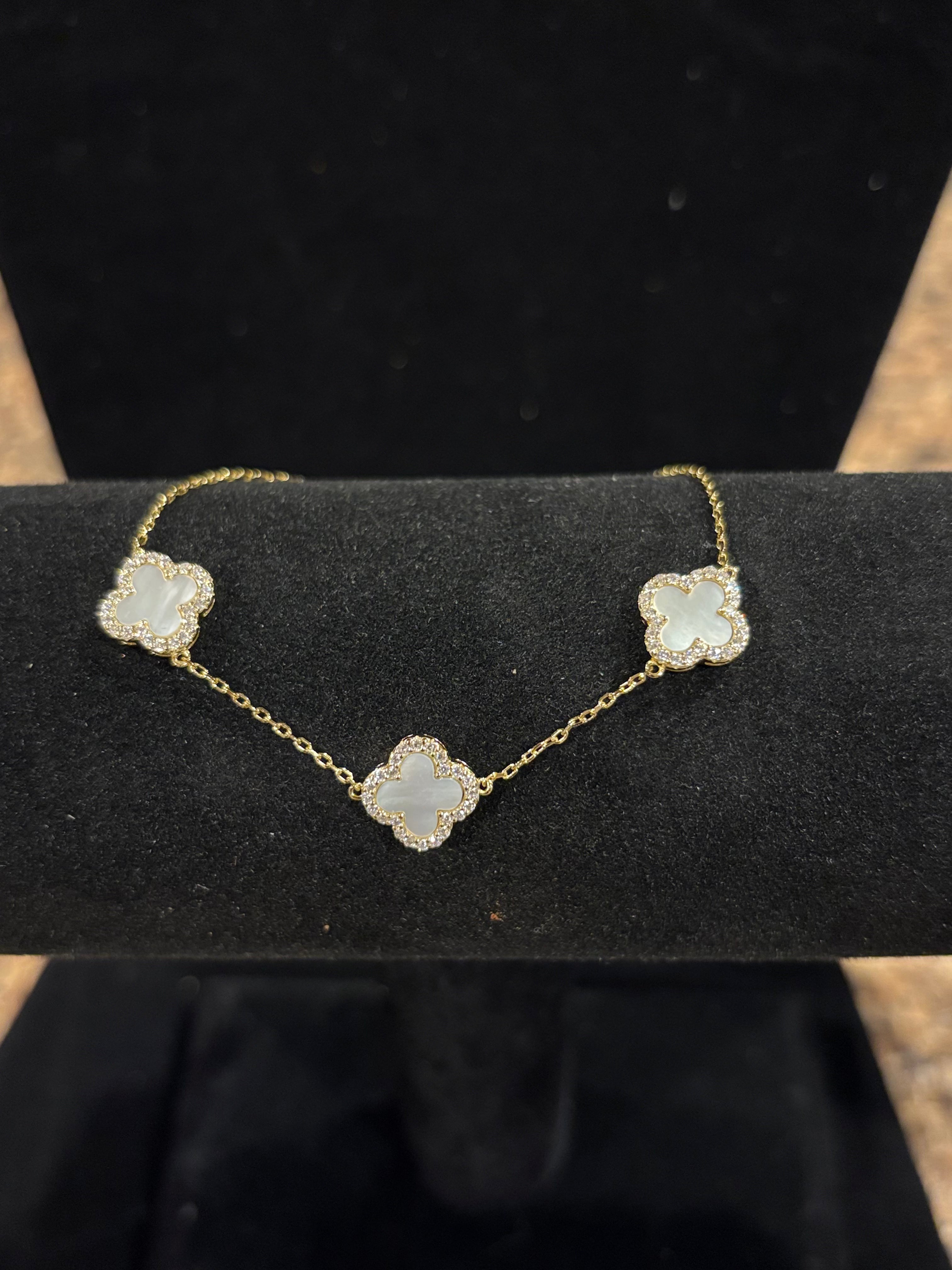 Elegant Gold-Plated Silver Clover Bracelet – Moissanite Accent