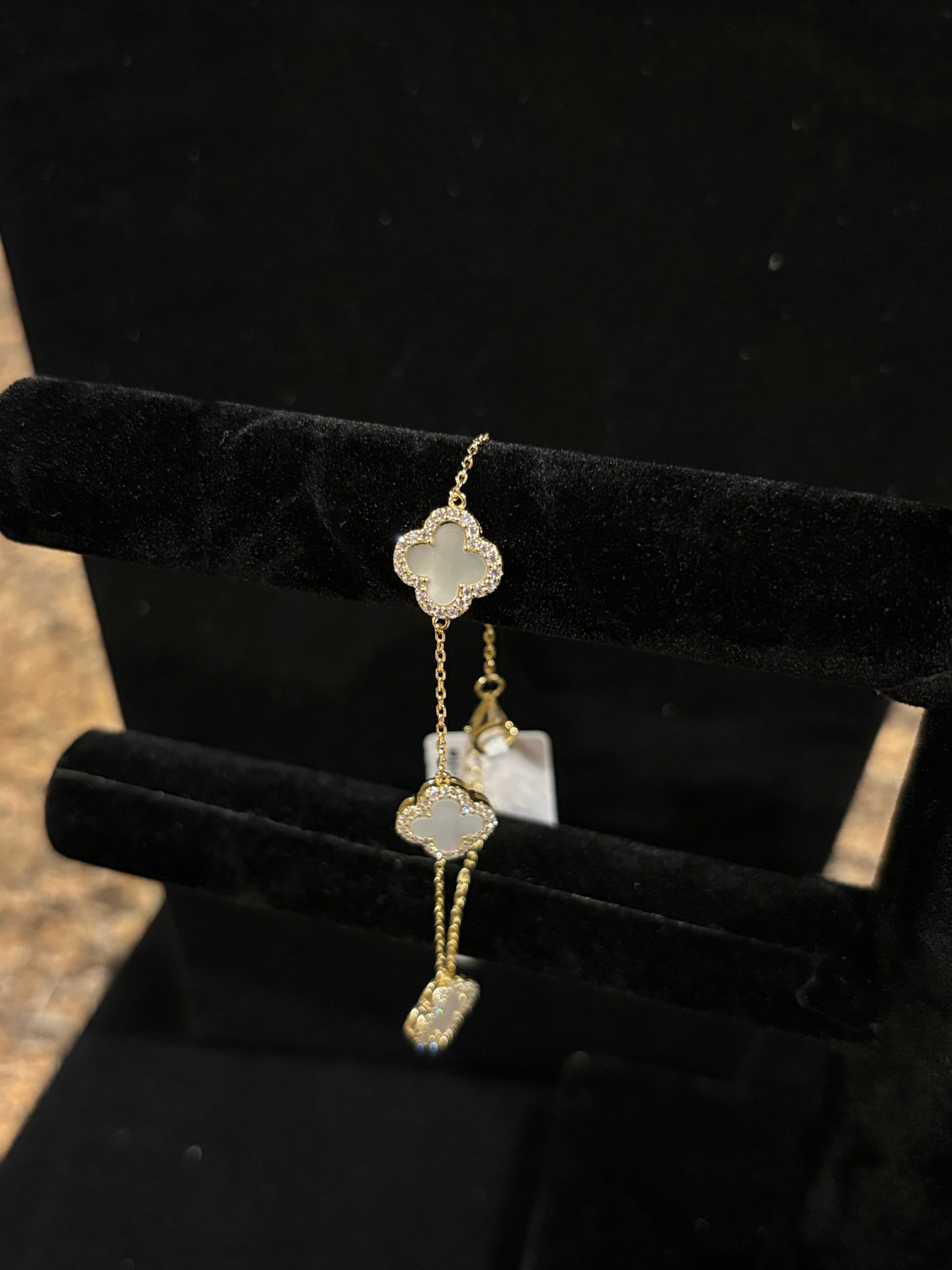 Elegant Gold-Plated Silver Clover Bracelet – Moissanite Accent