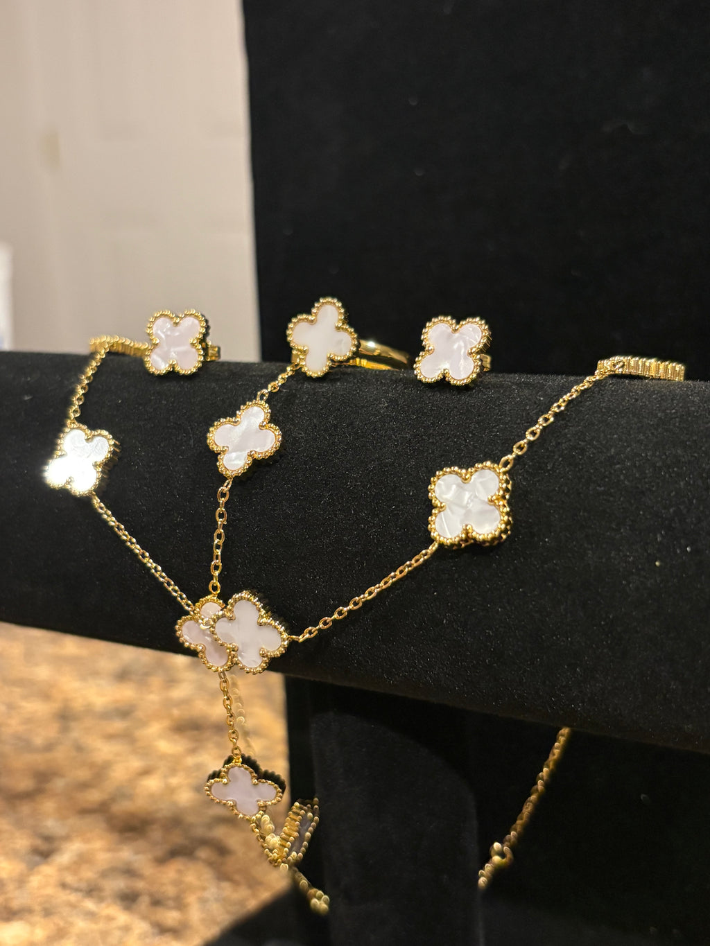 Elegant 4-Piece White Clover Jewelry Set – Stainless Steel