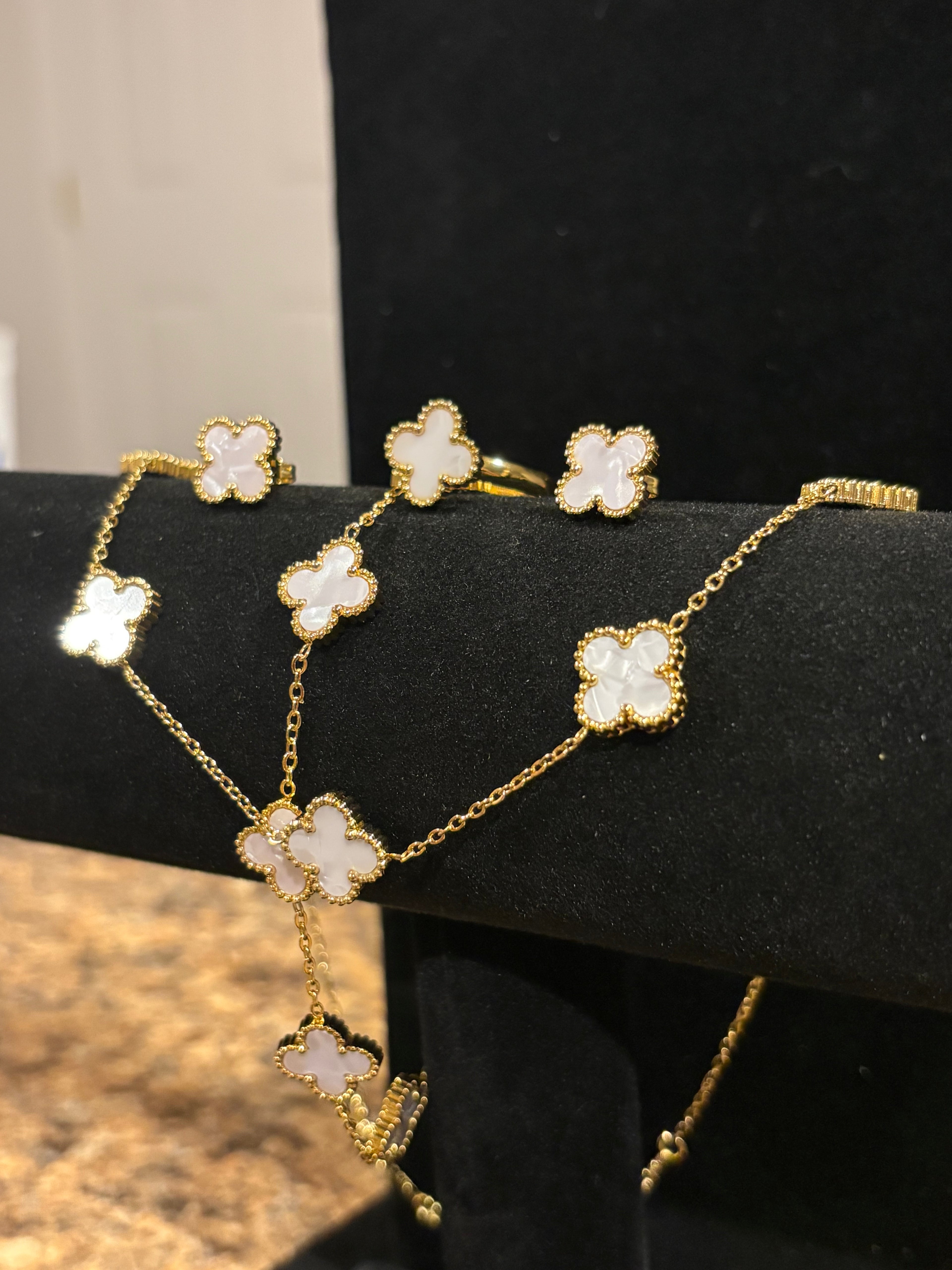 Elegant 4-Piece White Clover Jewelry Set – Stainless Steel