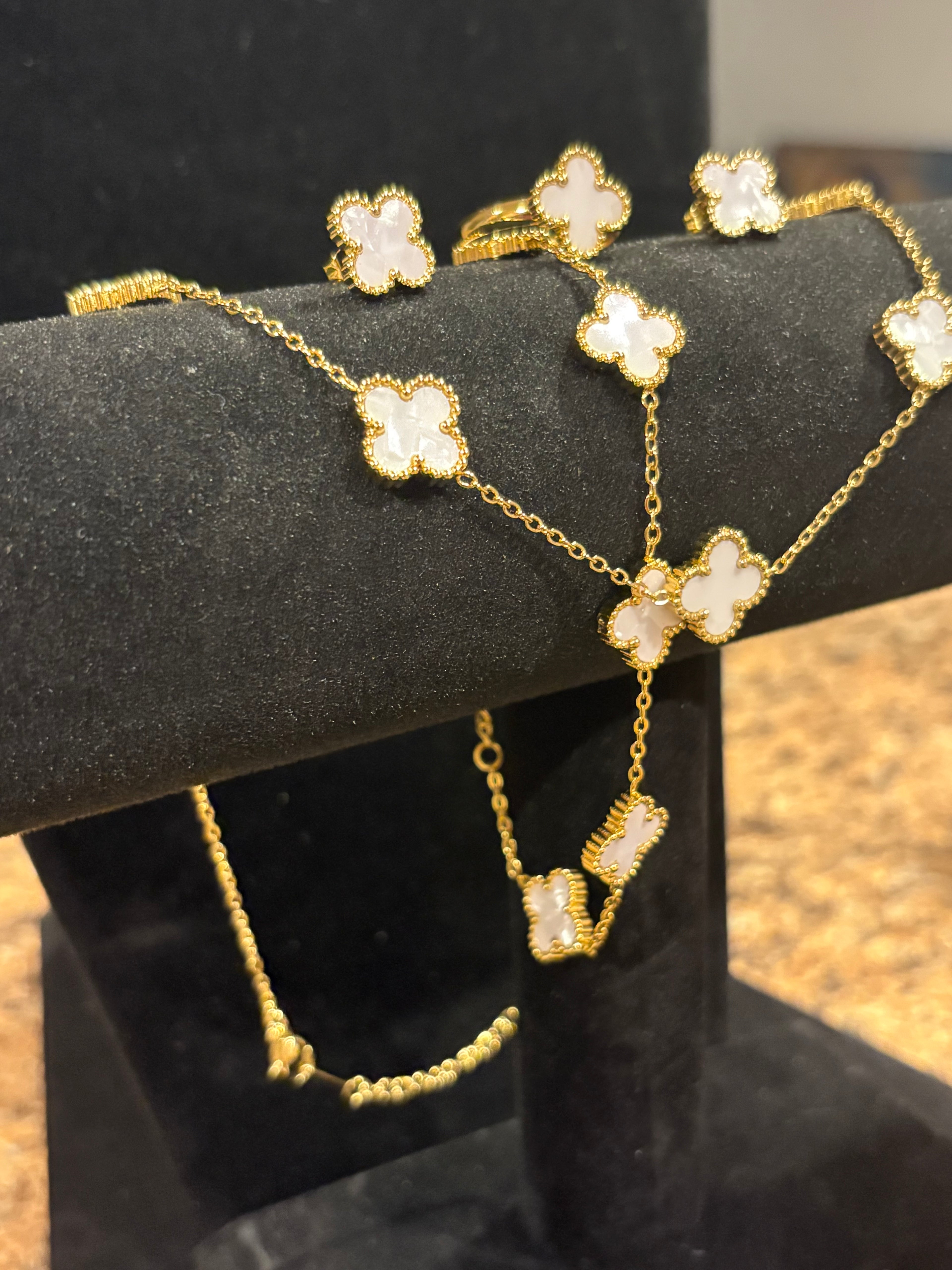 Elegant 4-Piece White Clover Jewelry Set – Stainless Steel