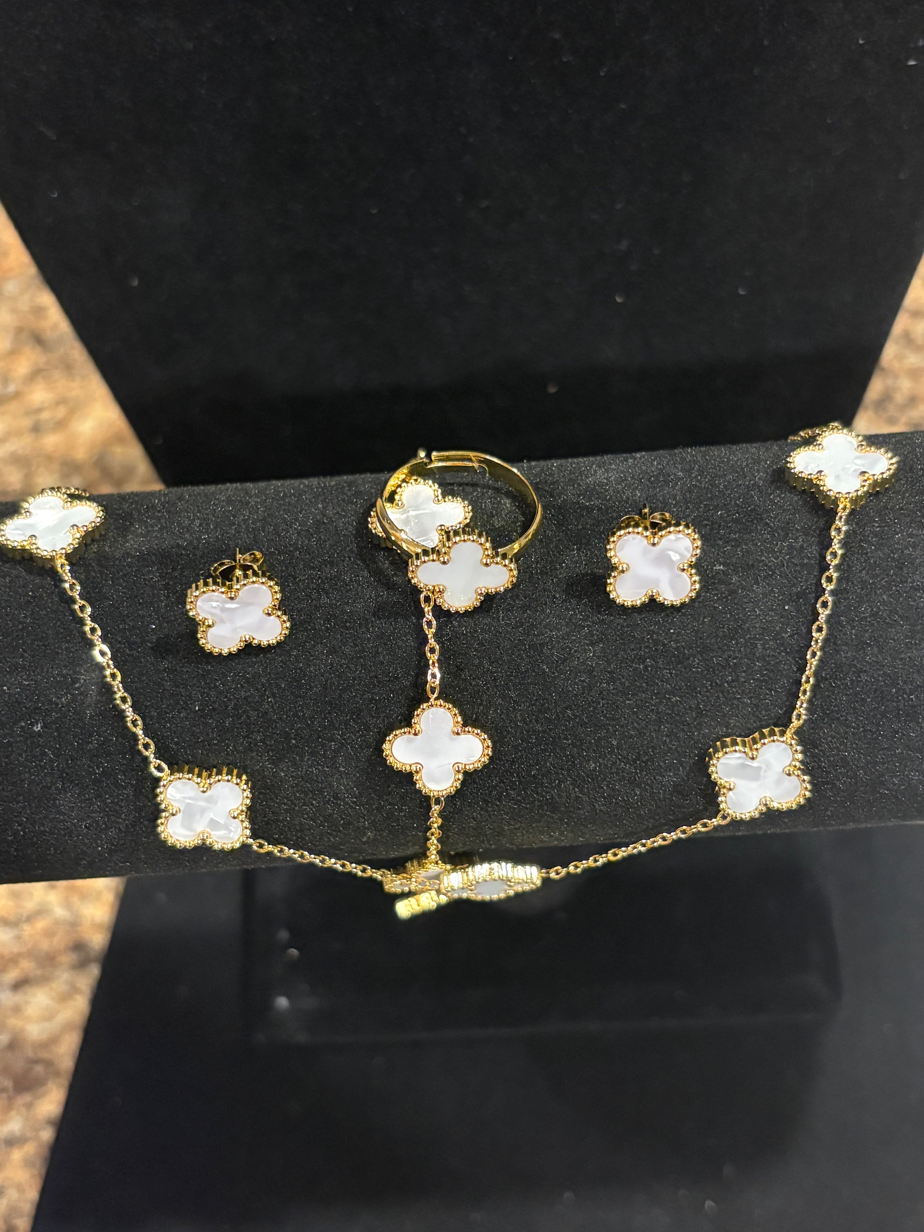 Elegant 4-Piece White Clover Jewelry Set – Stainless Steel