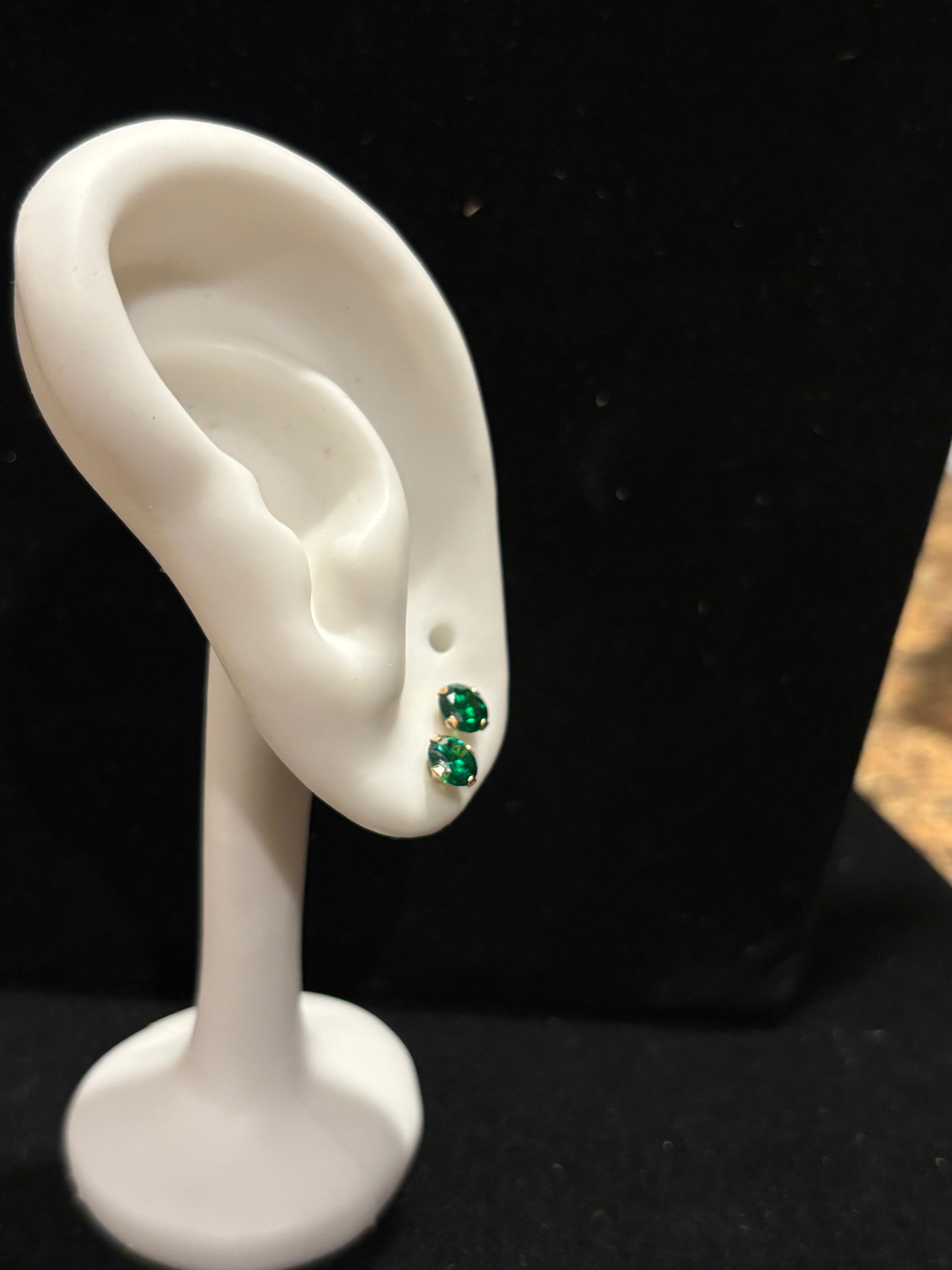 Elegant Vibrant Green Round Cut Stud Earrings in 14K Gold