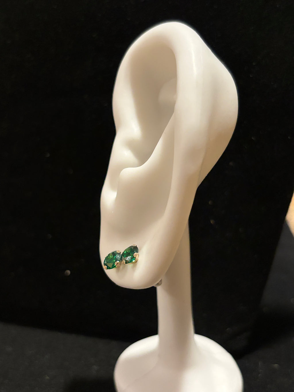 Elegant Vibrant Green Round Cut Stud Earrings in 14K Gold