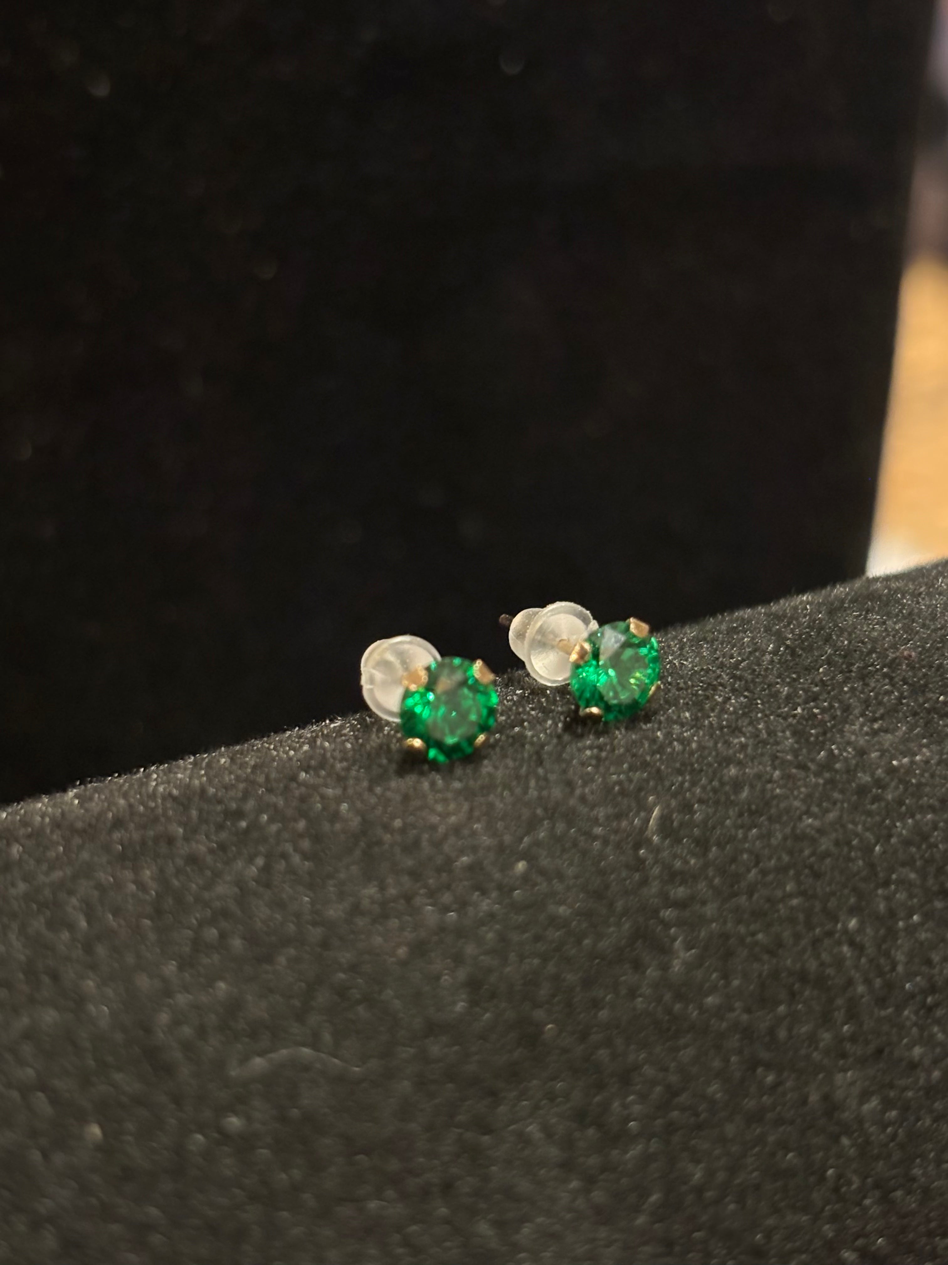 Elegant Vibrant Green Round Cut Stud Earrings in 14K Gold
